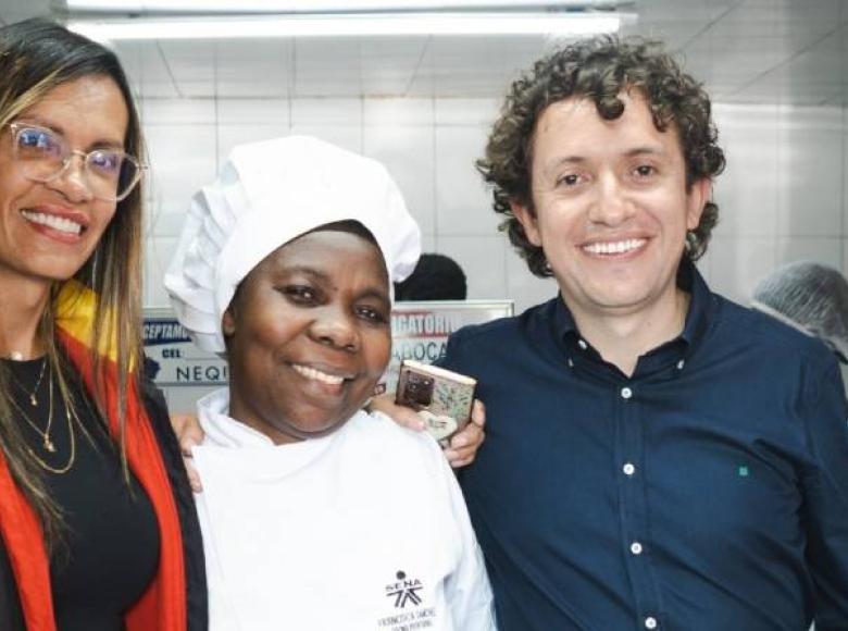 Francisca Sánchez es propietaria del “Restaurante y Pescadería Sazón Gourmet” en Ciudad Bolívar. Recibió capacitaciones y una transferencia económica para sacar adelante a su familia y dar trabajo a tres mujeres cabeza de hogar.