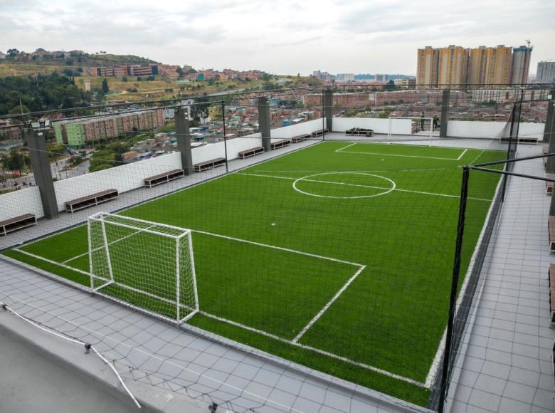 Además, los y las estudiantes pueden hacer uso de una terraza con espacios de esparcimiento como una cancha de fútbol. Foto: Alcaldía Mayor.