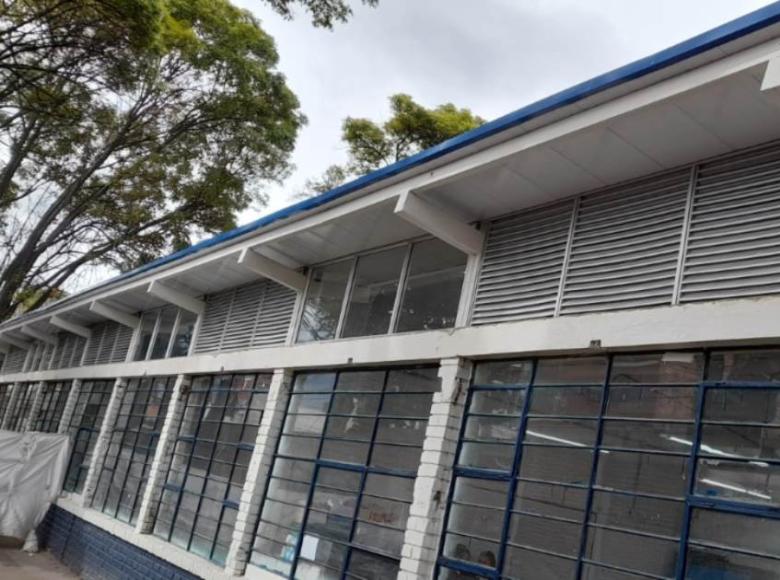 Antes: Las fachadas de los salones de clase del colegio Clemencia Holguín presentaban grietas y tenían ventanas muy pequeñas que disminuían la iluminación en el aula.