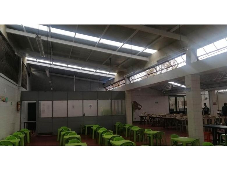 Antes: El comedor escolar, que recibe a más de 700 estudiantes de la institución educativa, requería cambios de ventanas y mejoras en la iluminación.