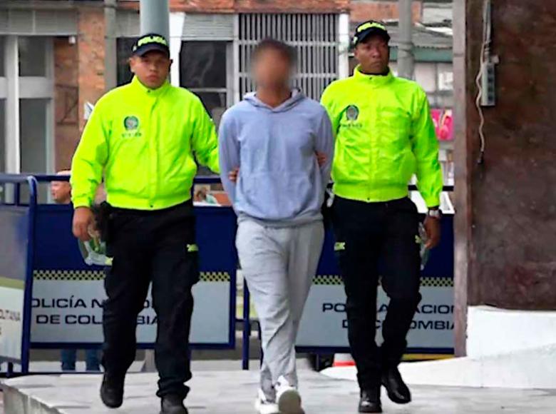 Momento en el que José Quevedo, señalado asesino serial, es dejado en custodia de las autoridades para que responda por varios homicidios.