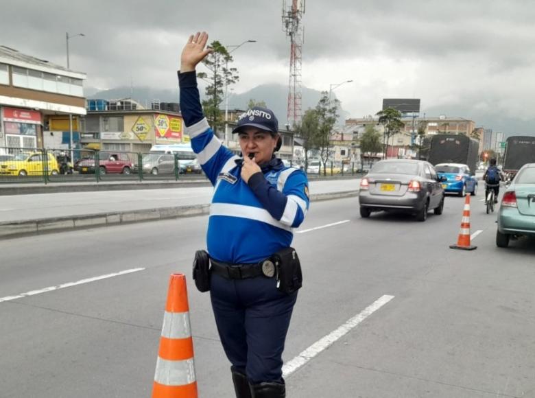 María del Carmen, como Agente Civil de Tránsito, realiza labores de control y pedagogía en las vías. Con su profesionalismo siempre le quiere dar el mejor ejemplo a sus tres hijos.