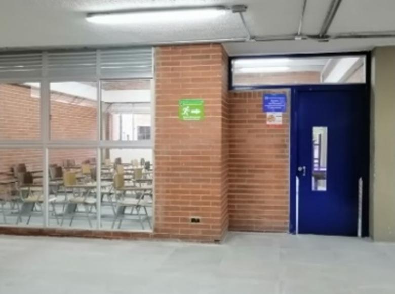 Después: Se realizó la ampliación de ventanas en aulas de todo el colegio, brindando espacios con mayor iluminación y ventilación para las y los estudiantes.