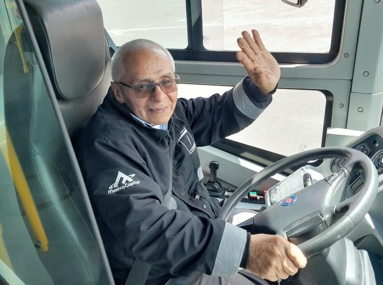 José Ramón Díaz, quien tiene 40 años de experiencia frente al volante, trabaja en una de las empresas operadoras de TransMilenio conduciendo las rutas alimentadoras que salen del Portal Américas. 