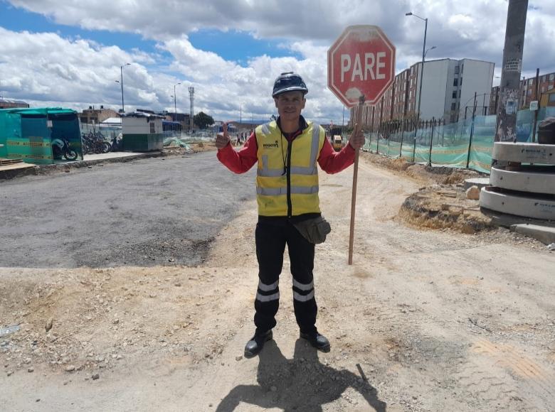 David Franco es líder de auxiliares de tráfico en las obras de la avenida Ciudad de Cali. Su sueño es continuar aprendiendo sobre el sector de la construcción, por eso muy pronto empezará a capacitarse para manejar maquinaría.