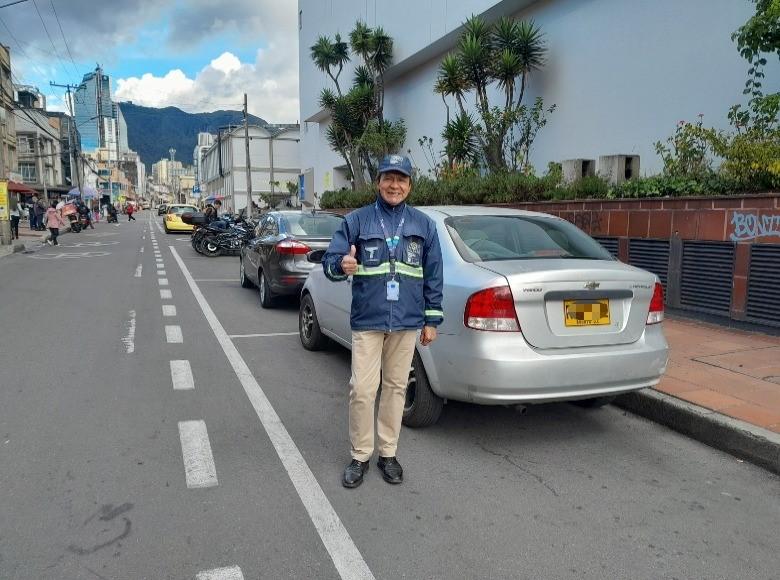 A propósito del Día del Padre, te presentamos las historias de 3 hombres que aportan a la ciudad desde sus labores en el sector movilidad. Hildebrando Pérez es uno de los facilitadores de las Zonas de Parqueo Pago (ZZP).