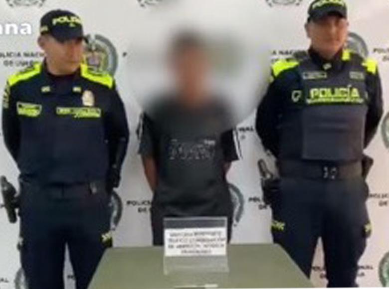 La Policía Metropolitana de Bogotá capturó a un hombre en Bosa por porte ilegal de armas de fuego. Este operativo se logró gracias a la denuncia de la ciudadanía.