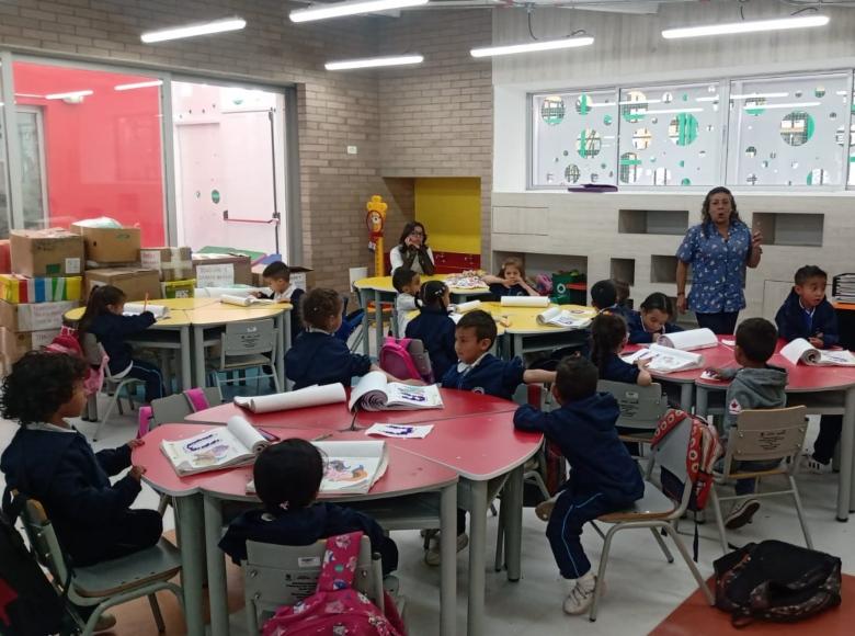 Las y los estudiantes disfrutan de nueve aulas, área de recreación interior, ludoteca, cocina, comedor escolar, parque infantil, huerta escolar, entre otros espacios.