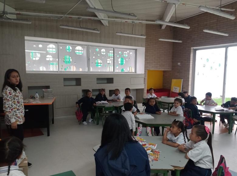 Los niños y niñas disfrutaron de juegos y actividades en su primer día de clases en esta sede.