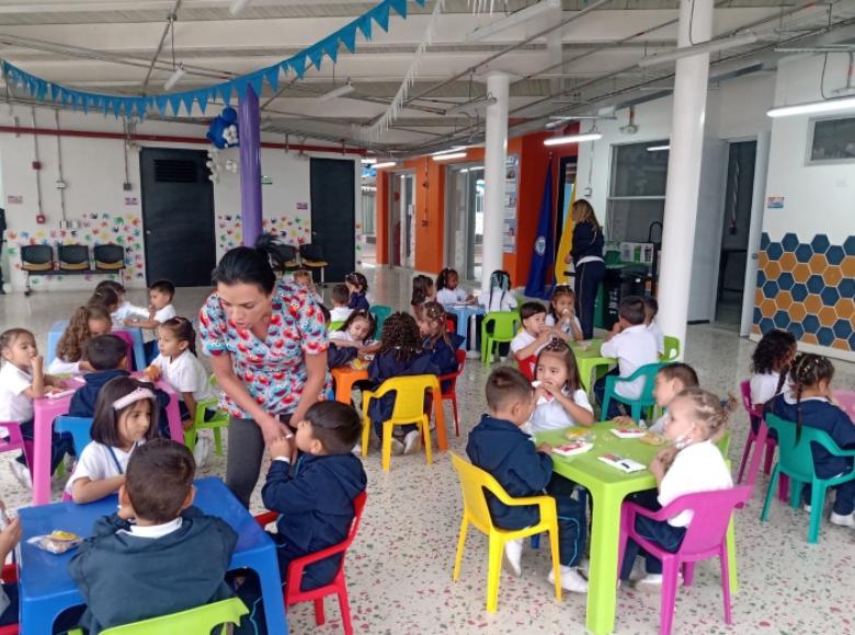 La sede C Ana Mercedes Hoyos Mejía recibe a 225 estudiantes por jornada en los grados de prejardín, jardín y transición.