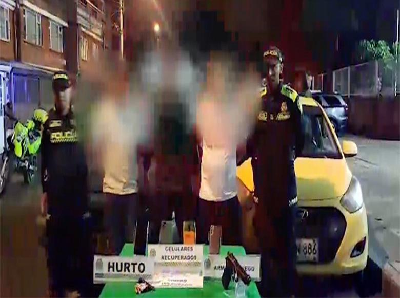 La Policía de Engativá logró la captura de tres hombres que fueron señalados por un ciudadano de hurtar sus pertenecías en un local comercial de esa localidad.