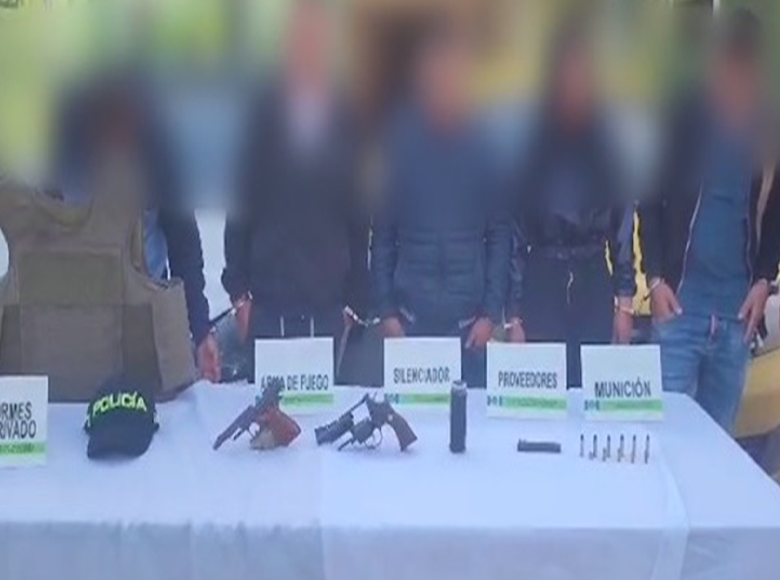 La Policía desmanteló una banda criminal de seis personas, entre ellas una mujer, que se hacían pasar por policías. Se logró la incautación de armas de fuego, municiones y la inmovilización de dos vehículos en los que se transportaban.