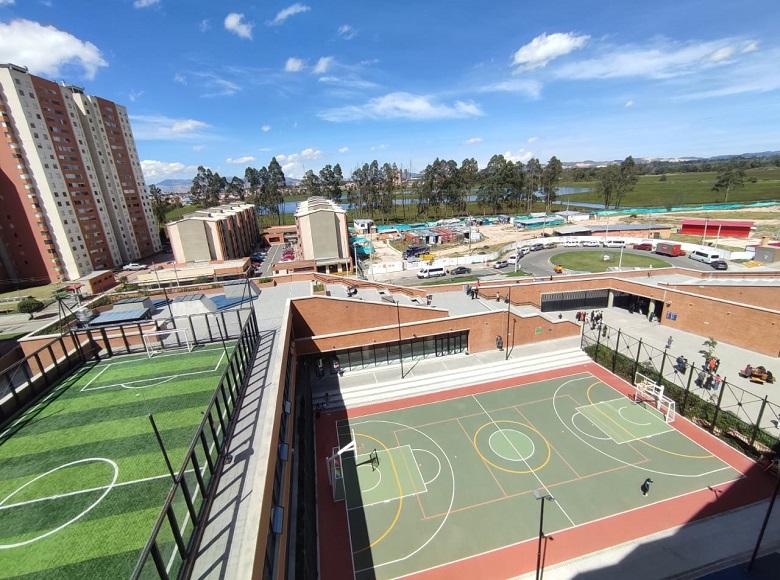 Se destinaron zonas para fomentar las actividades deportivas en la institución con dos canchas múltiples: una ubicada en el patio central y la otra que es sintética ubicada en la terraza del colegio.