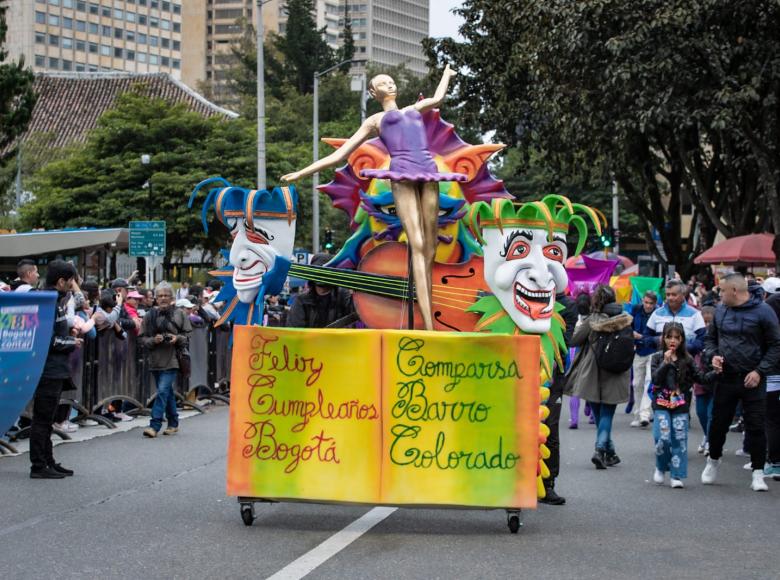 Participaron comparsas de diferentes localidades, con mensajes de reconocimiento y aprecio a Bogotá en su cumpleaños. 