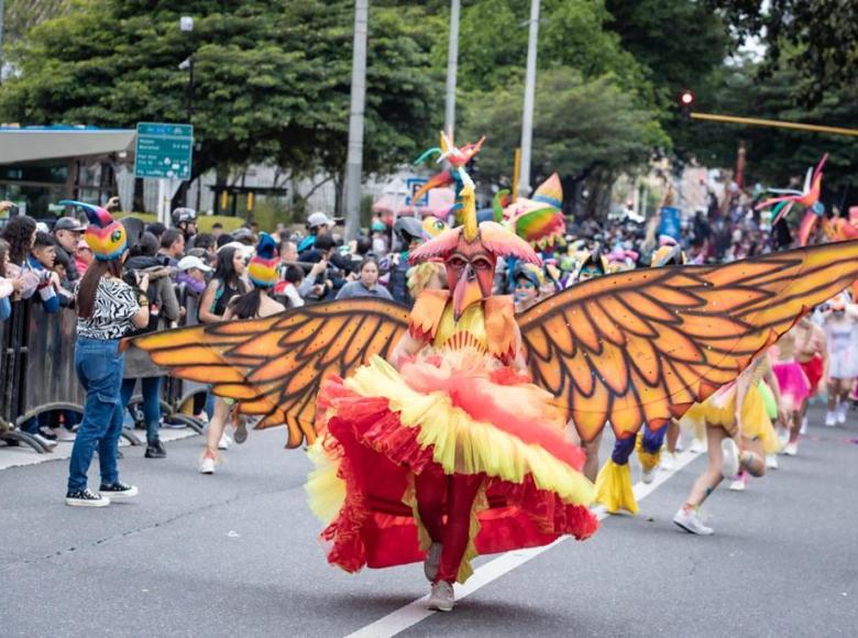 Las coloridas comparsas iniciaron su recorrido en la Plaza Cultural La Santamaría y avanzaron por la carrera Séptima. 