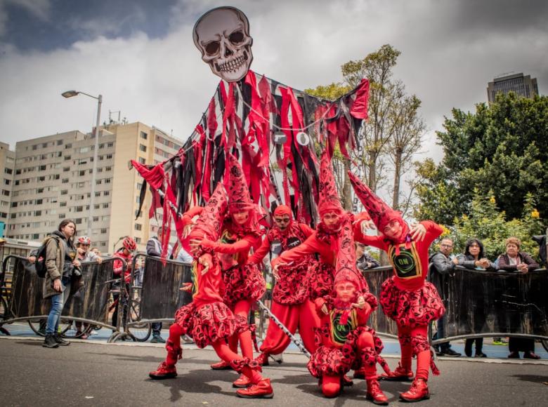 El teatro y la puesta en escena de los artistas locales contagiaron a la ciudadanía de un ambiente festivo. 