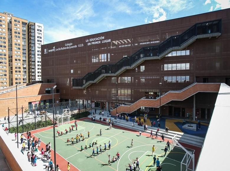 El colegio Lucila Rubio de Laverde beneficia, principalmente, a los habitantes de barrios como Unir, El Gaco, Gran Granada, Villas de Alcalá, Villas de Granada, Garcés Navas, Villas del Dorado y El Cedro.