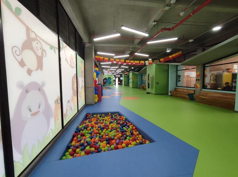 La zona de primera infancia cuenta con espacios de recreación y diversión: piscina de pelotas, zonas de juegos y un parque exterior para actividades al aire libre.