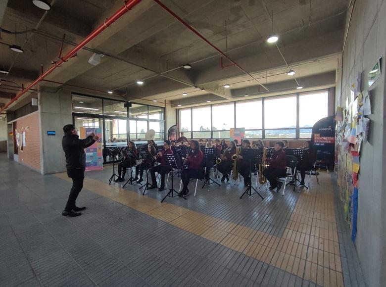 El colegio cuenta con varias áreas de extensión para que las y los alumnos realicen actividades adicionales fuera del salón de clases como ensayos, danzas, entre otros. 