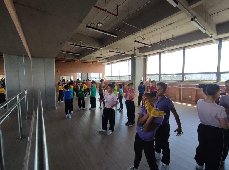 En las aulas de clases se dispuso de un espacio especial para realizar el taller de danzas que permite el disfrute y desarrollo de las y los estudiantes. 