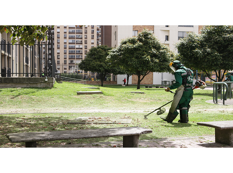 En materia de embellecimiento de entornos ubicados en todas las áreas verdes públicas de la ciudad, se ha cortado, entre 2020 y julio de 2023, más 1.600 millones kilómetros de césped.