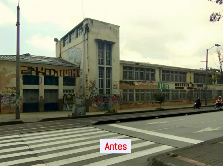 Antes: Aquí una foto de la fachada de la institución educativa que presentaba grietas y daños generales en la pintura.