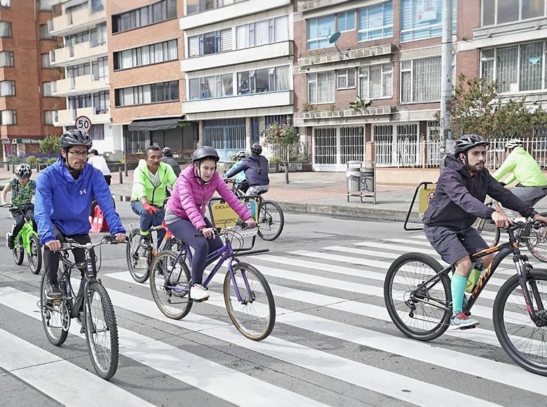 En un circuito de 127.69 kilómetros de extensión, de los cuales 7.05 kilómetros son de ciclorruta, la tradicional ciclovía bogotana funciona los domingos y festivos de 7:00 a.m. a 2:00 p.m. 