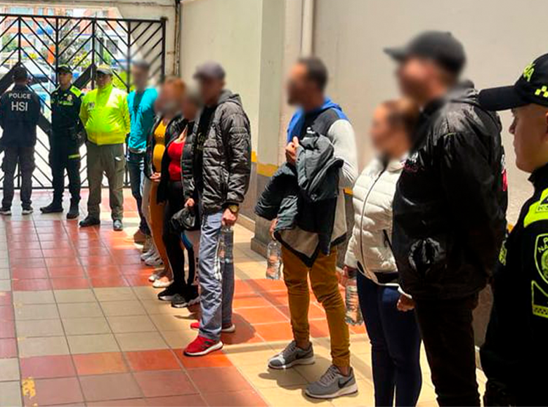 Autoridades desarticulas una red de tráfico de migrantes y golpean sus finanzas ilegales. Algunos de los señalados de la estructura trabajaban en el aeropuerto El Dorado de Bogotá. 