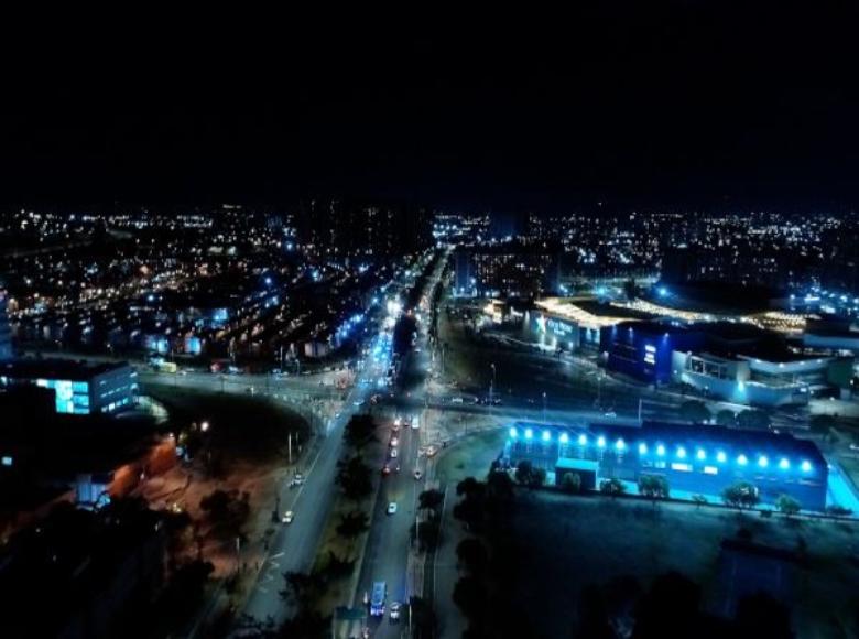 Con la instalación de 1.261 nuevas luminarias led en la avenida Ciudad de Villavicencio desde la avenida El Tintal hasta la avenida Caracas, mejora la visibilidad de conductores, ciclistas y peatones de Kennedy, Bosa, Ciudad Bolívar y Tunjuelito. 