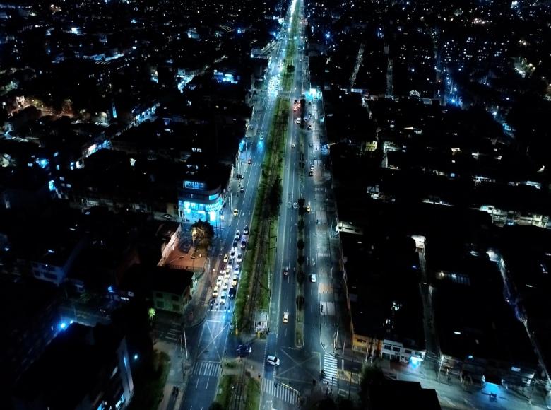  Te presentamos cinco corredores viales donde se modernizó el alumbrado público. Aquí, una imagen de la intervención en la avenida carrera novena, que se llevó a cabo entre calles 93 y 170. 