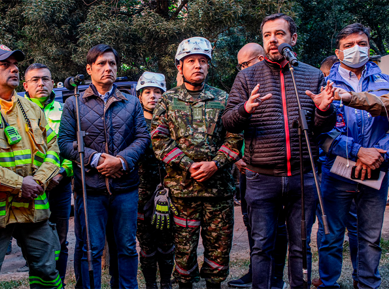 El Alcalde Galán aseguró, en la mañana del jueves, que con FAC y helicópteros se controlan y extinguen incendios en el cerro El Cable. 