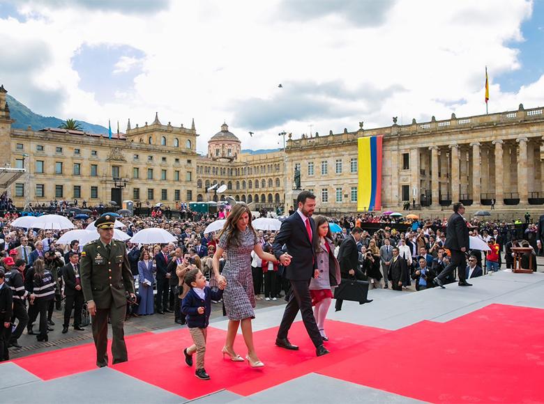 Luego, se dirigió a la ceremonia de posesión en la Plaza de Bolívar con su esposa Carolina Deik, y sus hijos, Julieta y Juan Pablo.