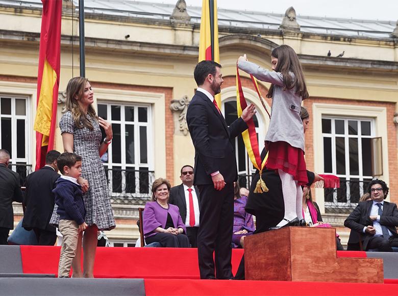 Después del juramento y la firma del acta de nombramiento, su hija Julieta le impuso la banda como Alcalde Mayor de Bogotá. Esta pieza fue confeccionada por el sastre vallecaucano Luis Abel Delgado. 