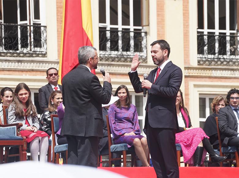 Posteriormente, Galán tomó juramento ante el Juez Primero Eduardo Andrés Cabrales y firmó el acta de nombramiento ante todos los asistentes al evento de posesión. 