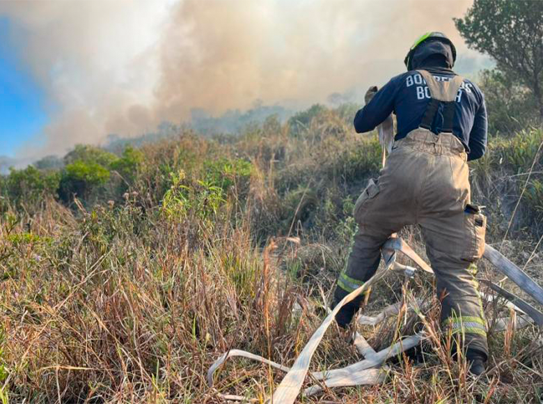 24 de enero: En el sector aledaño al relleno Doña Juana, que aparece en la imagen, más de 20 hombres y mujeres atendieron el incendio desde el inicio de este.