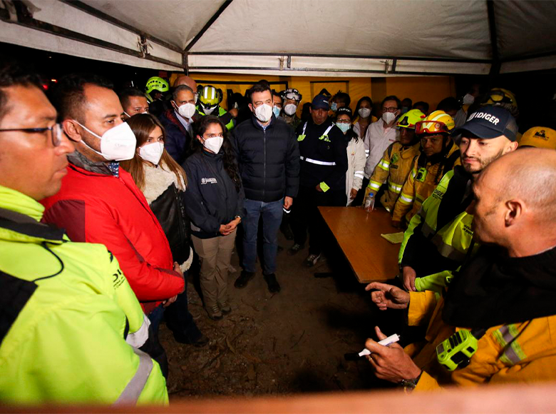 24 de enero: Durante la noche, el Alcalde Mayor, Carlos Fernando Galán, acompañó el Puesto de Mando Unificado donde se hace control de la emergencia en el Cerro El Cable. 