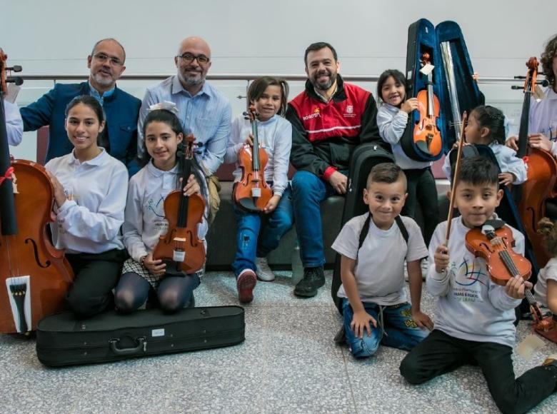  Como parte del recorrido por la localidad, el Alcalde y el secretario de Cultura, Santiago Trujillo, les entregaron 35 instrumentos a los niños y niñas del coro ‘Hijos e hijas de la paz’.