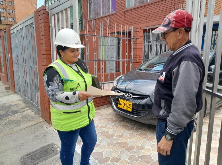 En Portal Bogotá nos unimos a la conmemoración del Día de la Mujer presentándote a 3 trabajadoras de importantes proyectos de la ciudad. En la imagen, Luz Cruz, guía cívico de las obras de la av. 68, entregando información a un ciudadano. 