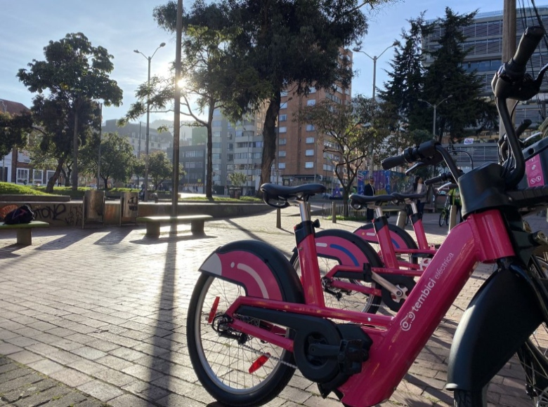 Las bicicletas eléctricas cuentan con un motor que te ayuda mientras pedaleas, reduciendo así el esfuerzo que debes realizar. 