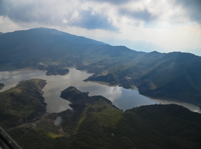 El alcalde Carlos Fernando Galán aseguró que Bogotá tiene que ahorrar 2 metros cuadrados cúbicos por segundo de agua, lo que significa un 11% del consumo total de la ciudad. 