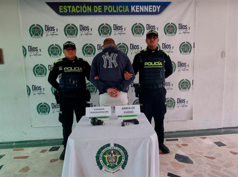 Capturado hombre que portaba un arma y una granada en Kennedy. Este hombre de nacionalidad extranjera fue capturado en vía pública tras labores de patrullaje de los uniformados.