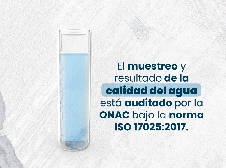 Estas muestras son analizadas inicialmente en equipos portátiles en el sitio de recolección, mientras que el resto del análisis se realiza en laboratorios especializados. 