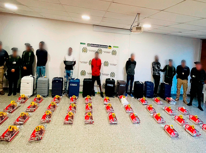 Las autoridades lograron la captura de cinco ciudadanos dominicanos que llevaban en su poder aproximadamente 215 kg de cocaína. Estas personas ya se encontraban a bordo del vuelo, cuando fueron requeridos. 