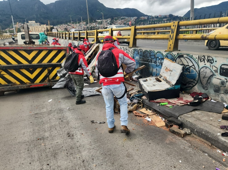 La Unidad Administrativa de Servicios Públicos junto con otras entidades distritales llevaron a cabo un operativo para el desmonte de cambuches y la limpieza en el paso bajo de la estación Bicentenario. 