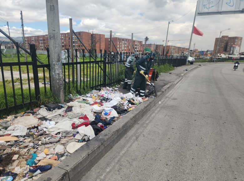 Durante la jornada de limpieza en el paso bajo de la estación Bicentenario, se recolectaron nueve metros cúbicos de residuos.