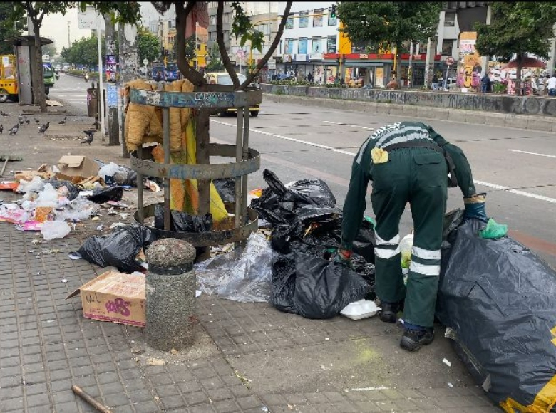 El equipo de operarios de aseo realizó trabajos de recolección de residuos. 