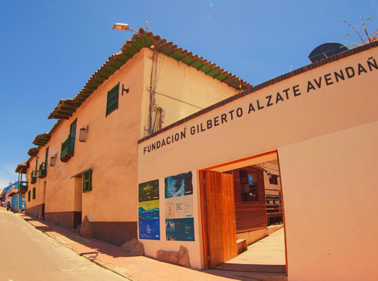 Asiste al Primer Ciclo Exposiciones VII Bienal de arte en la Fundación Gilberto Alzate Avendaño, ubicada en la calle 10 N° 3-16. Apunta el horario: martes a viernes de 10:00 a. m. a 5:00 p.m.