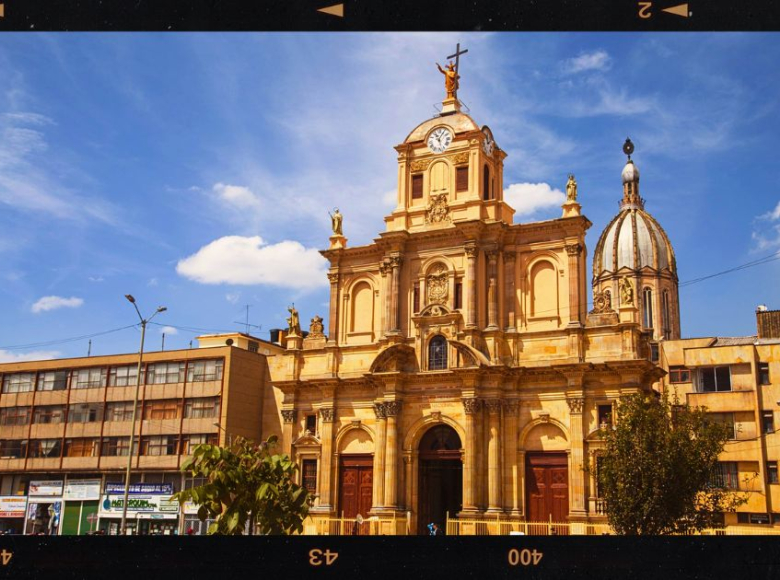 La Basílica del Sagrado Corazón de Jesús es el símbolo del Voto por la Paz Nacional tras el fin de la Guerra de los Mil Días. Está ubicada en el parque de Los Mártires, uno de los espacios de renovación por el Distrito Creativo del Bronx.