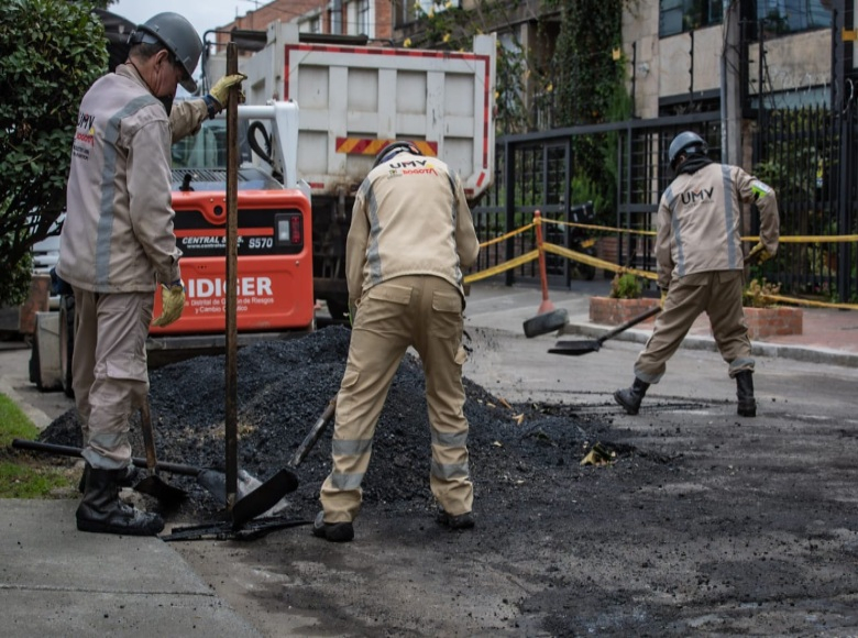 Un grupo conformado por más de 10 colaboradores de la UMV actuó de manera rápida y efectiva, logrando en un tiempo récord de solo 3 horas habilitar nuevamente la vía. La intervención se llevó a cabo en la calle 39 con carrera 26. 