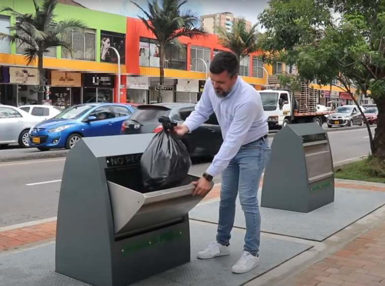 El ciudadano cuenta con un buzón en el cual ingresa sus residuos y ese buzón termina en un contenedor que está bajo tierra. 